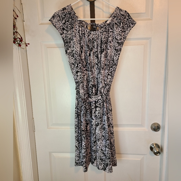 (344) Laura Conrad (LC) Woman's Cut Sleeve, back tie, Summer Dress / Belt,  (L) - Picture 2 of 16